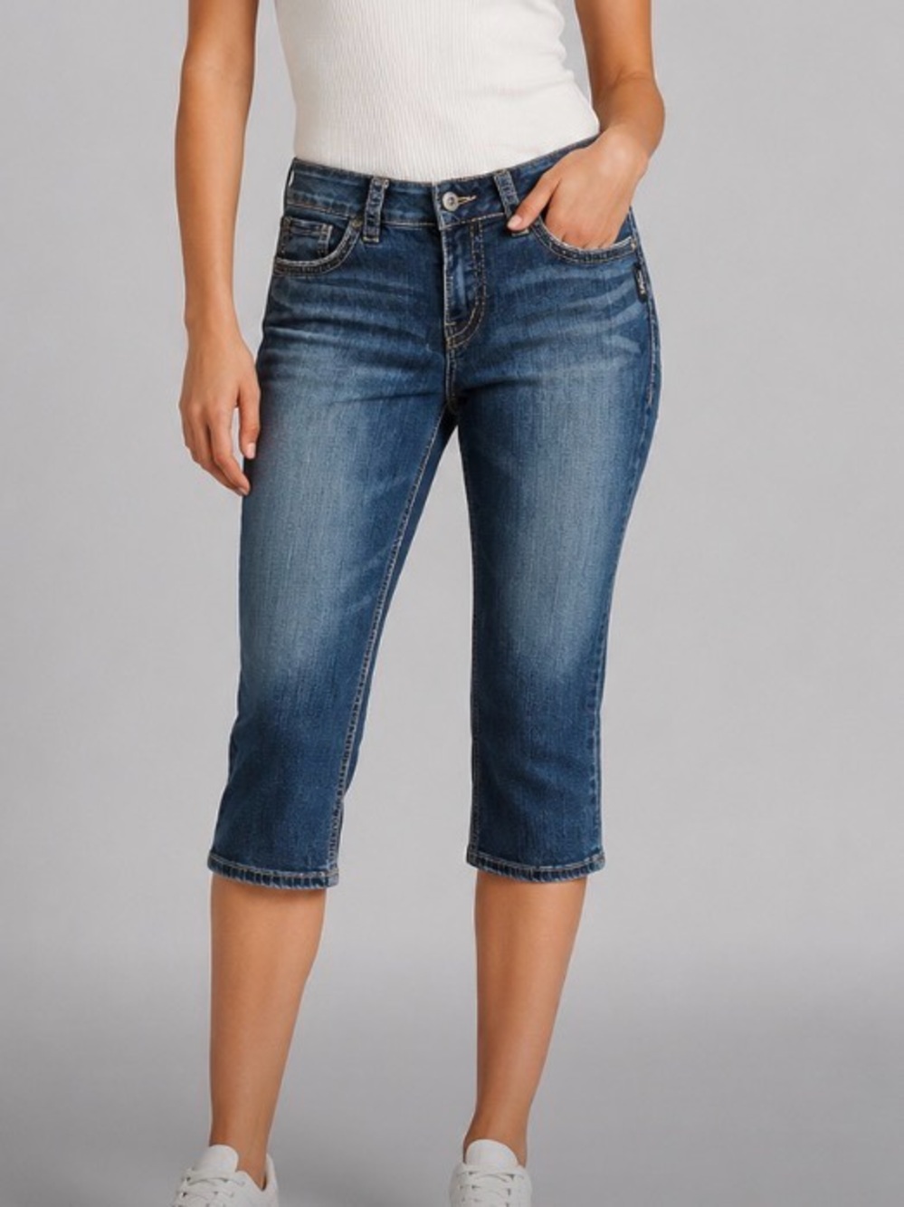 Silver Jeans Women's Dark Blue Elyse Capri Jeans Size 28